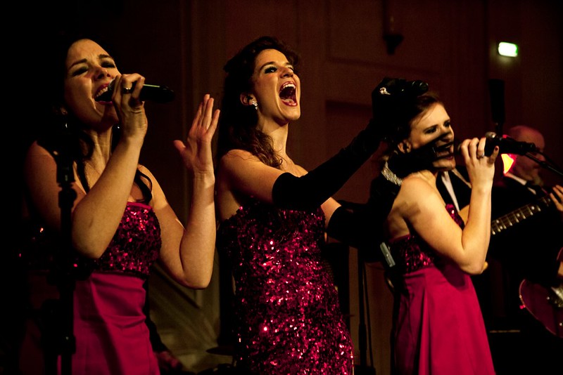Look at that very non-classical mouth position ;-) Band: The Red Hot Juliettes / Left singer: Jessie Willemse / Right singer: Griet Samain